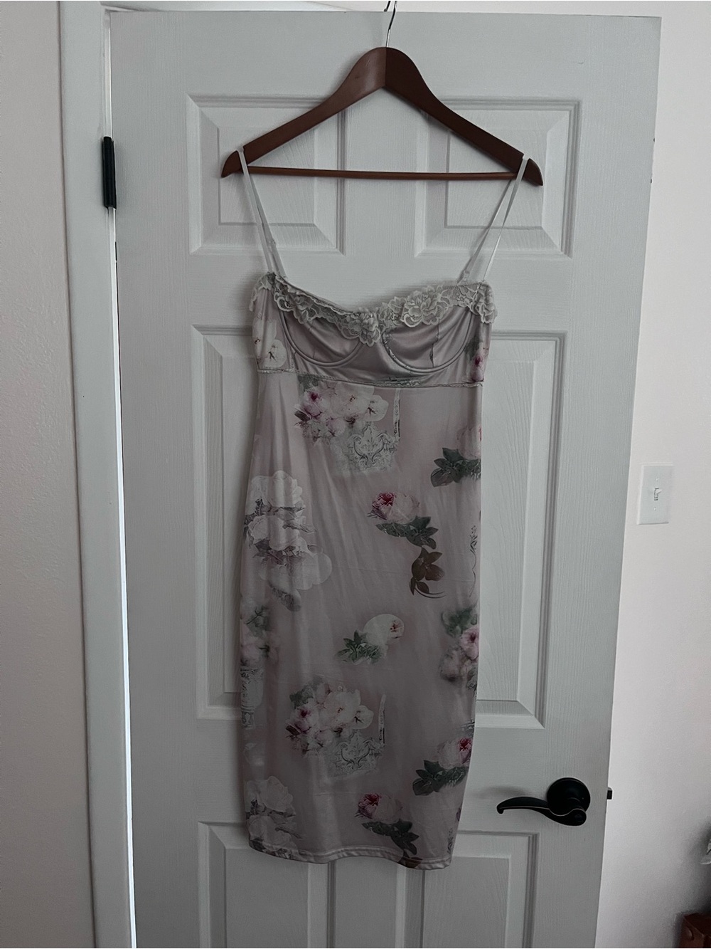 Vintage • 90s Stretchy Floral Lace-Trim Slip Dress